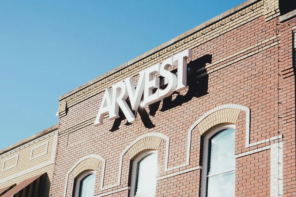 Arvest Bank银行品牌LOGO设计案例-银行行业标志设计方案