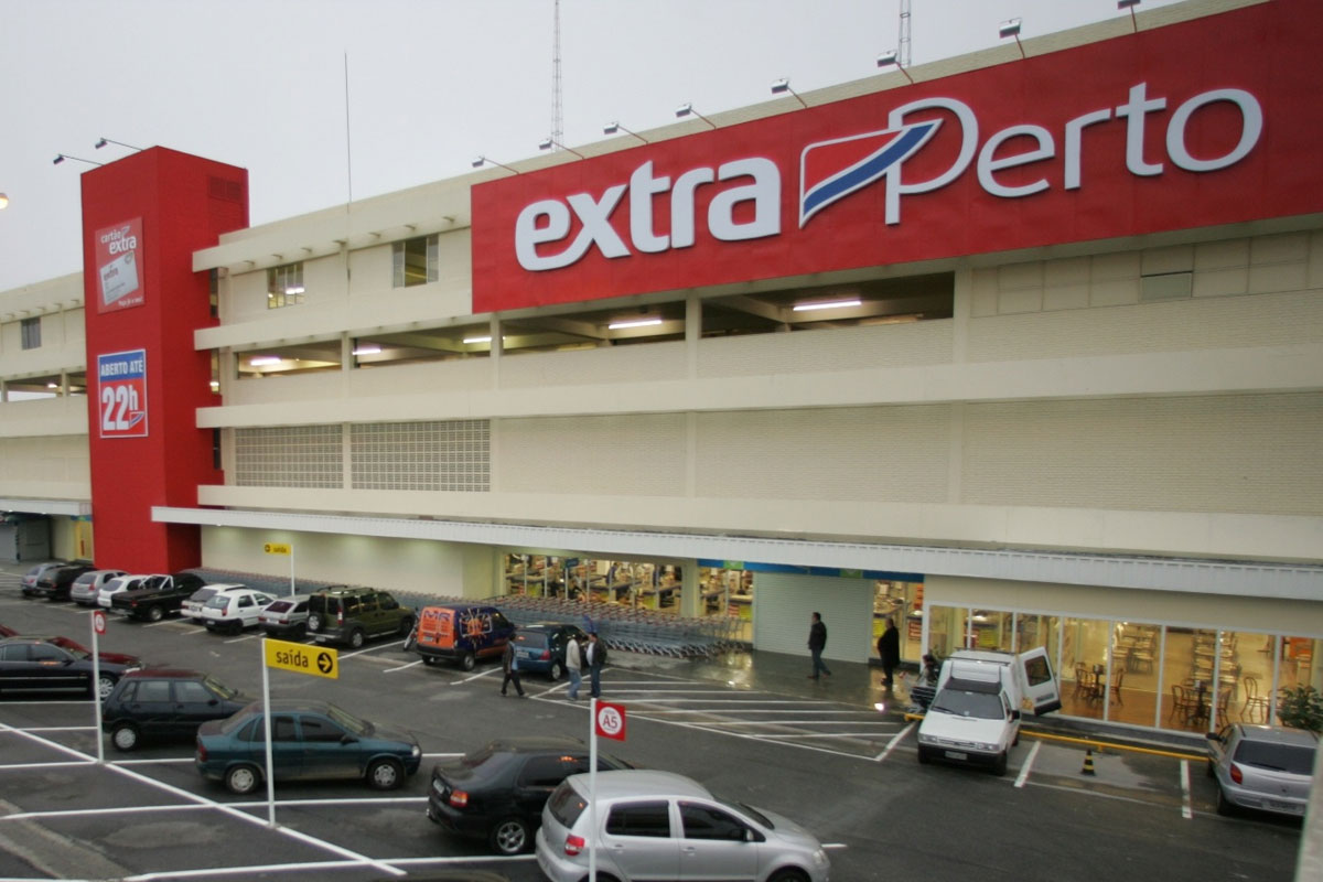 Extra Perto大门口
