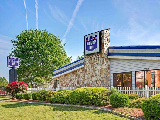 Knights Inn标志设计含义及酒店品牌设计理念