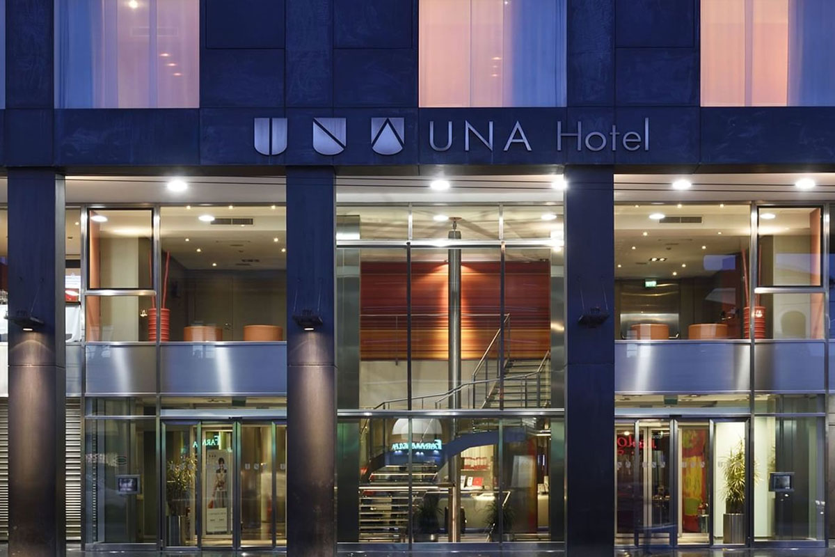 UNA Hotels大门口