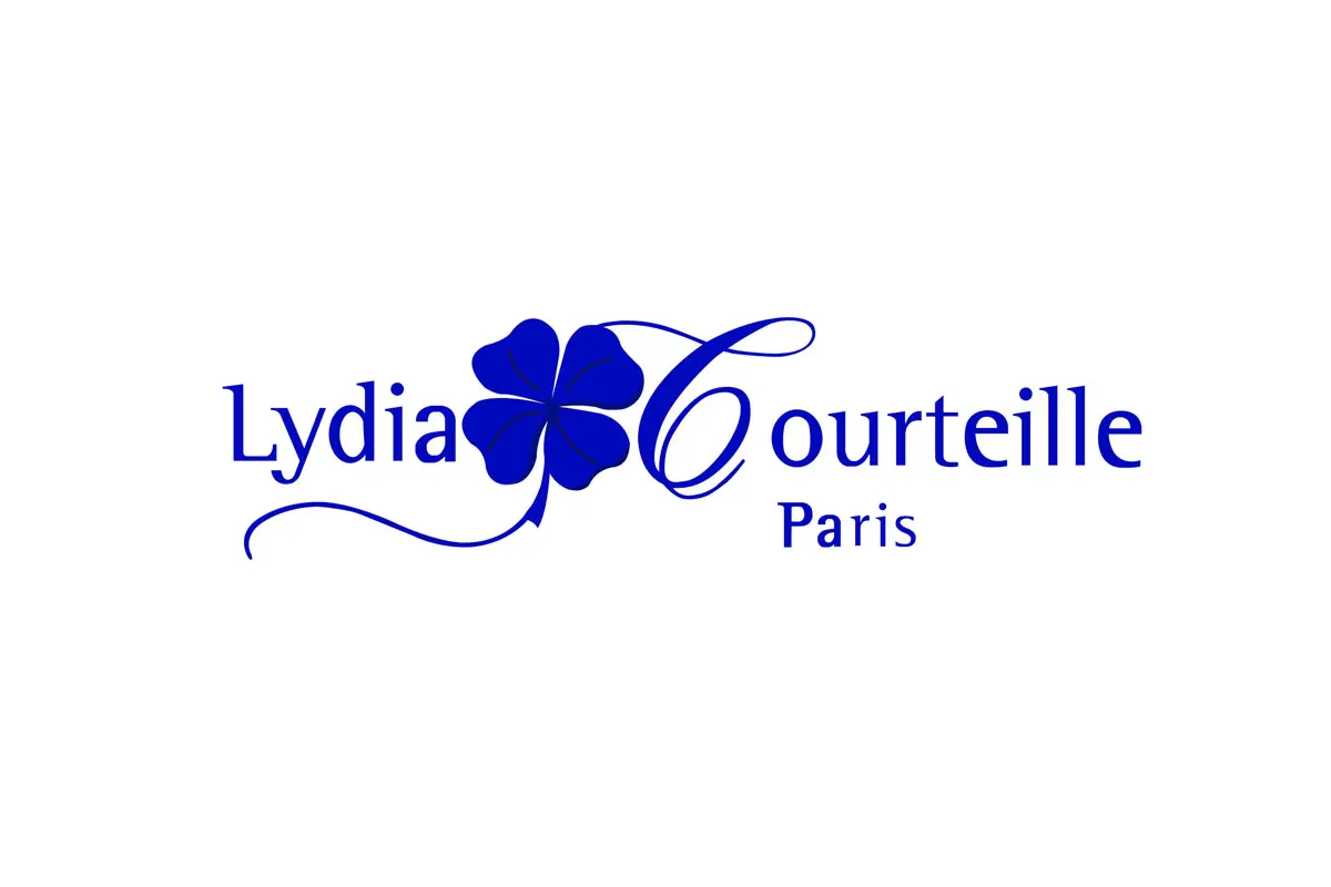 Lydia Courteille品牌LOGO设计-四叶草元素标志设计