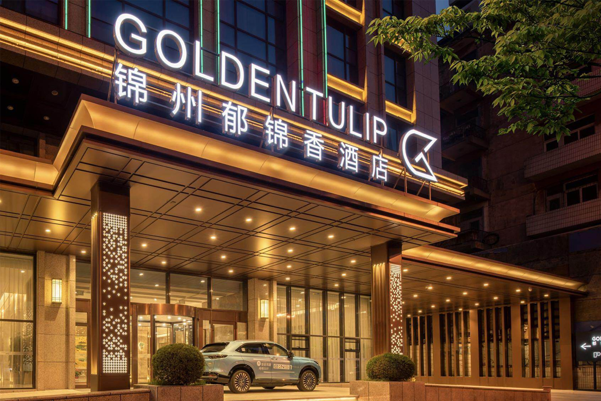 郁锦香酒店大门口
