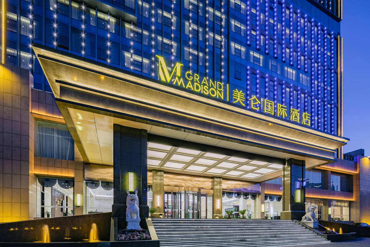 美仑国际酒店大门口
