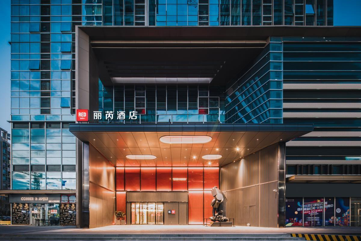 丽芮酒店大门口