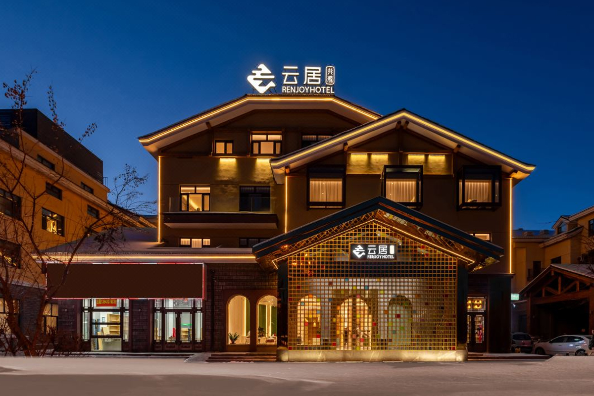云居酒店大门口