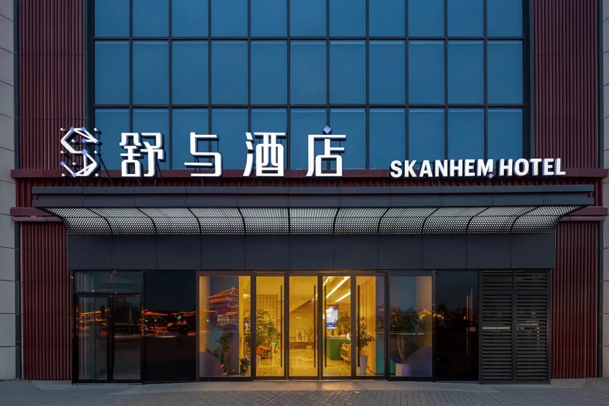 舒与酒店大门口