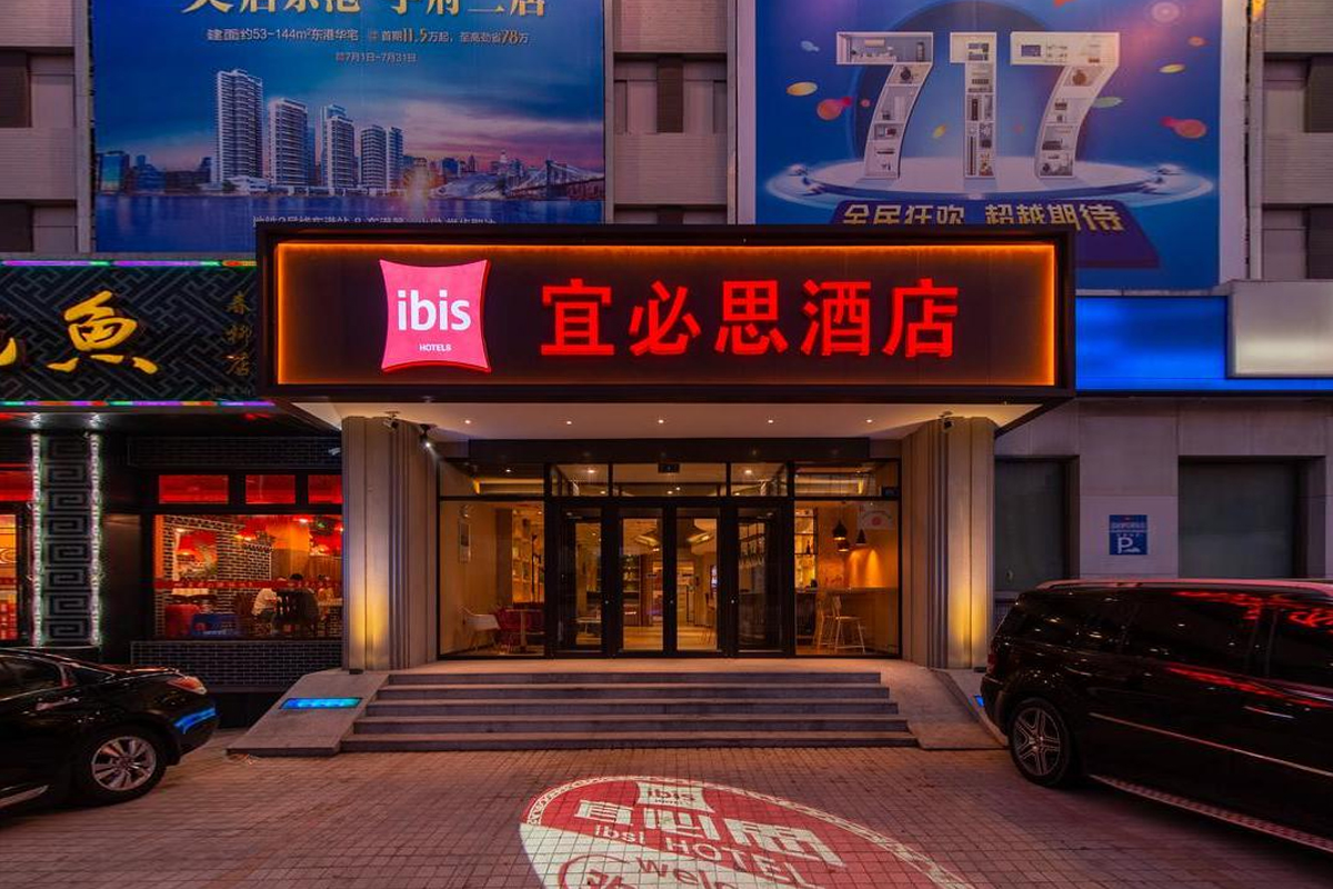 宜必思酒店大门口