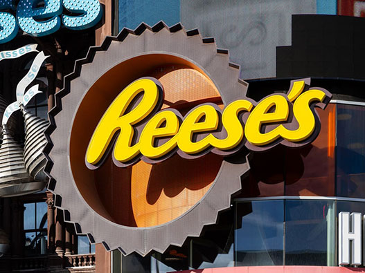 Reese's瑞斯花生酱牛奶巧克力logo设计含义解读及零食品牌标志设计理念
