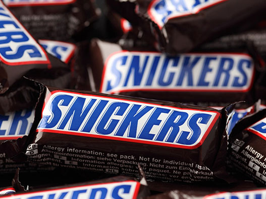 Snickers士力架热量型巧克力logo设计含义解读及糖果品牌标志设计理念