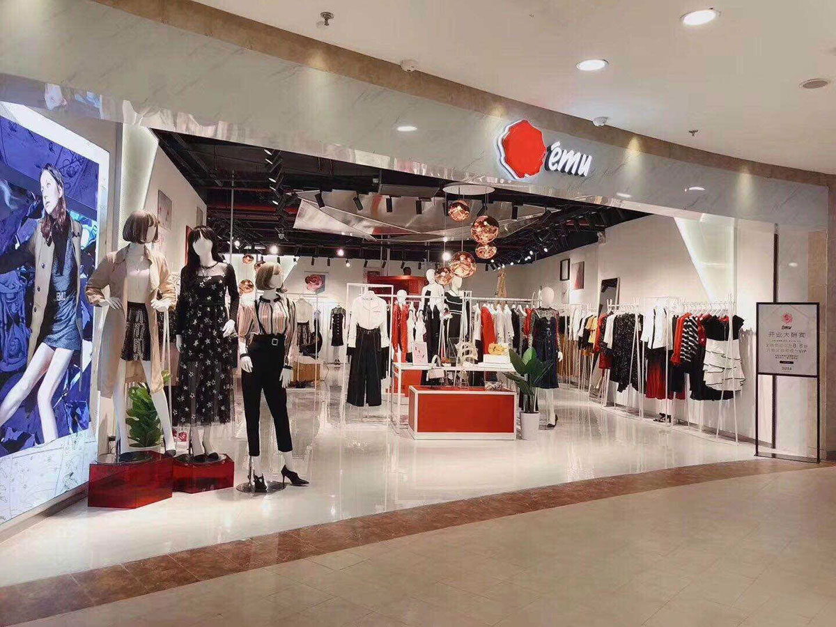 依妙女装专卖店图片