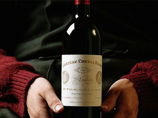 Château Cheval Blanc白马酒庄logo设计含义及洋酒品牌设计理念