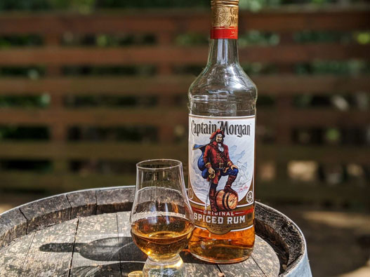 Captain Morgan船长摩根logo设计含义及朗姆酒品牌设计理念