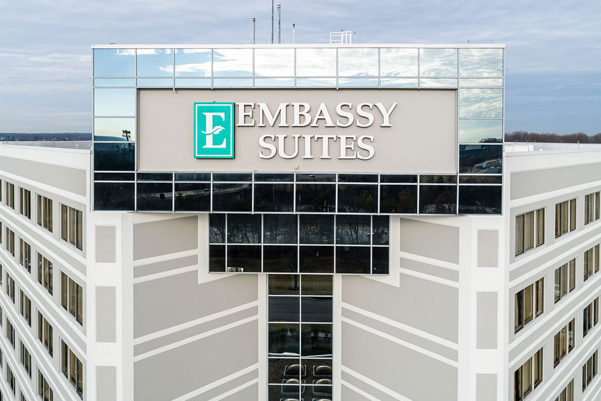 Embassy Suites大门口