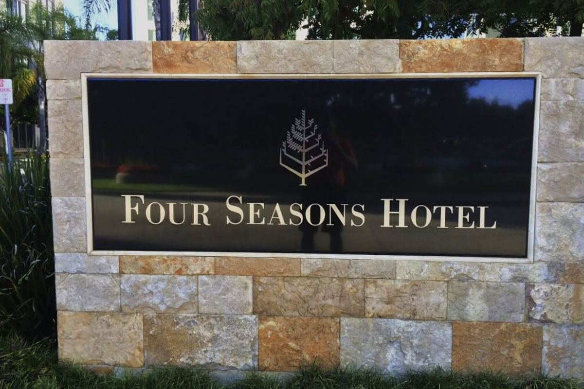 Four Seasons四季酒店招牌