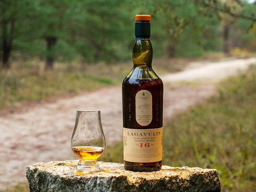 LAGAVULIN乐加维林logo设计含义及威士忌品牌设计理念