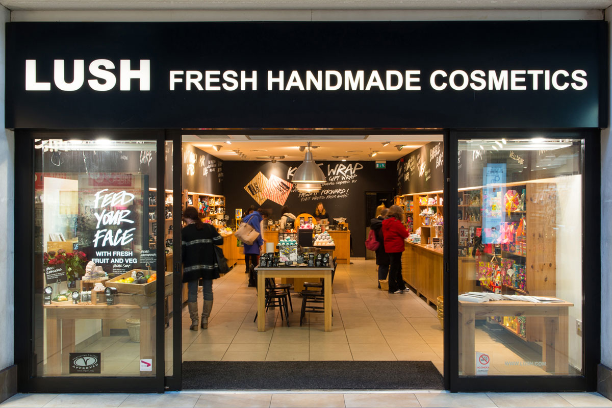 Lush大门口