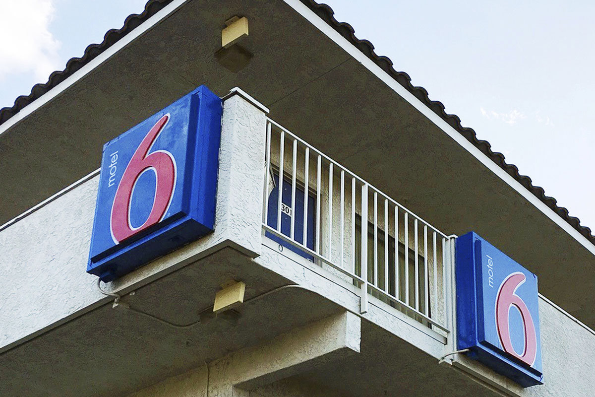 Motel 6反白logo