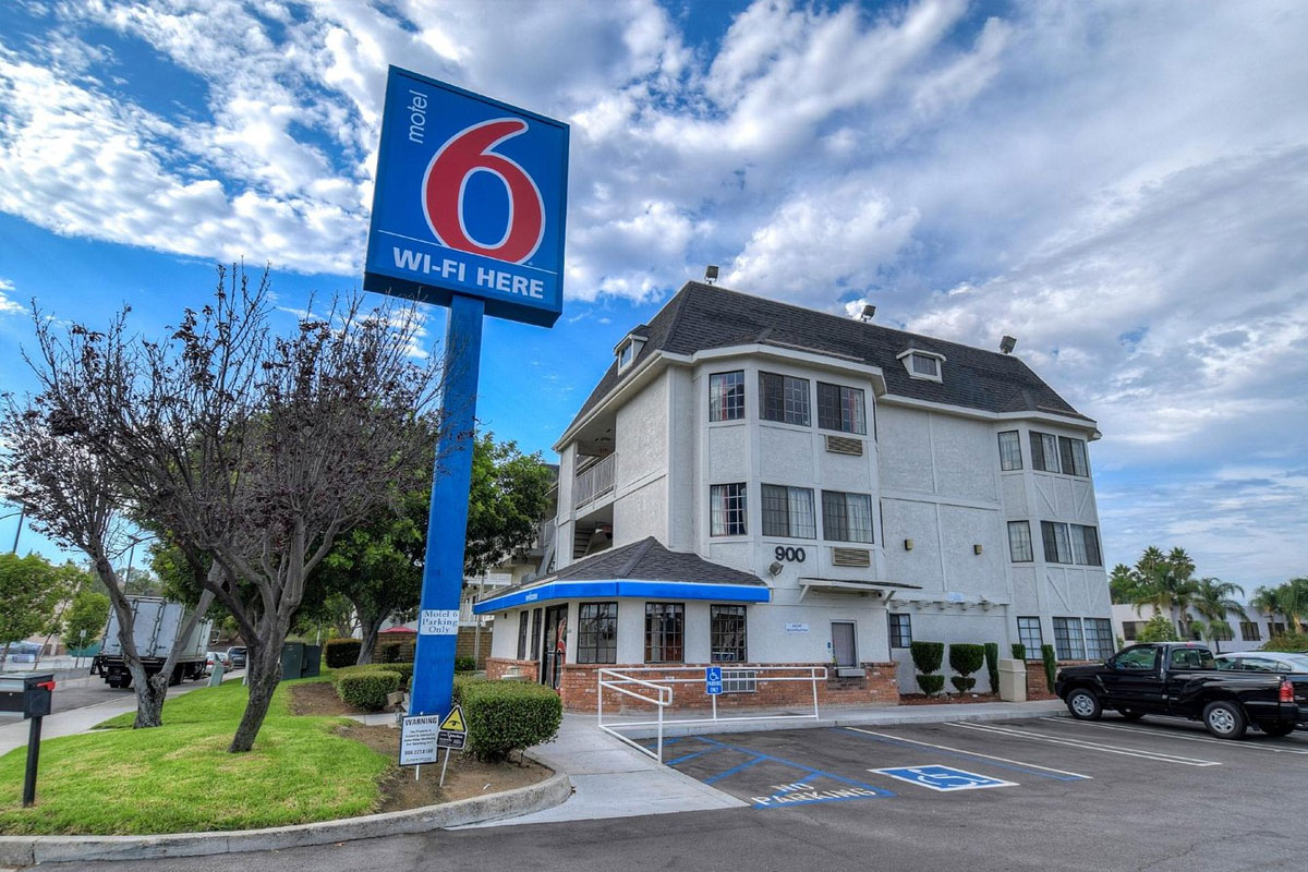 Motel 6标志设计含义及酒店品牌设计理念