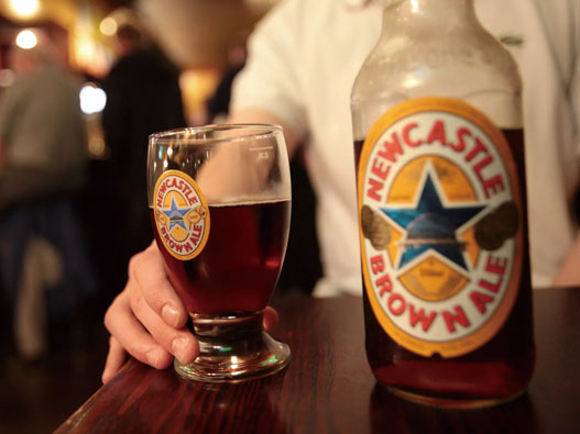 Newcastle Brown Ale纽卡斯尔棕色艾尔logo设计含义及啤酒品牌设计理念