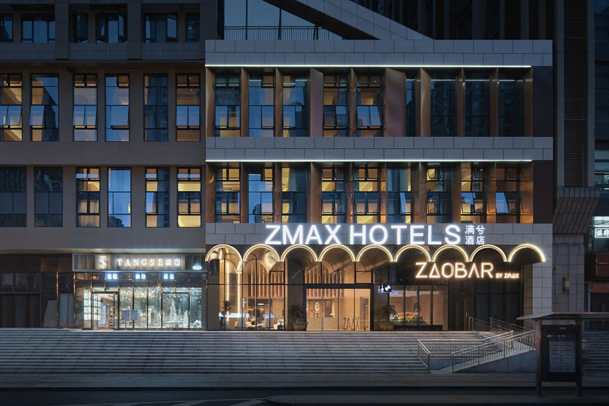 ZMAX HOTELS满兮酒店大门口