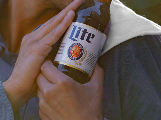 Miller Lite米勒淡啤logo设计含义及啤酒品牌设计理念