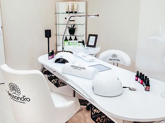  Alessandro德国亚历山德罗洛平化妆品logo设计含义及指甲护理标志设计理念