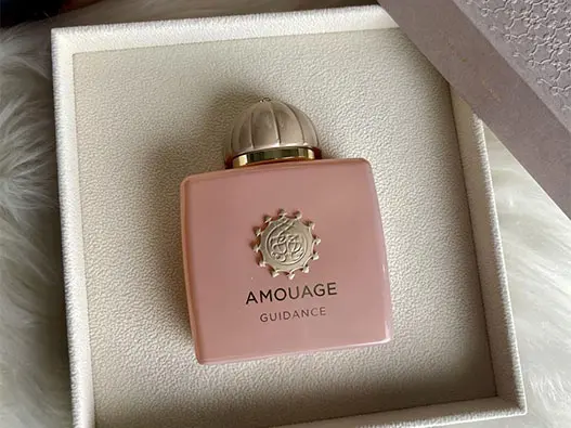 Amouage阿拉伯爱慕香水logo设计含义及化妆品标志设计理念