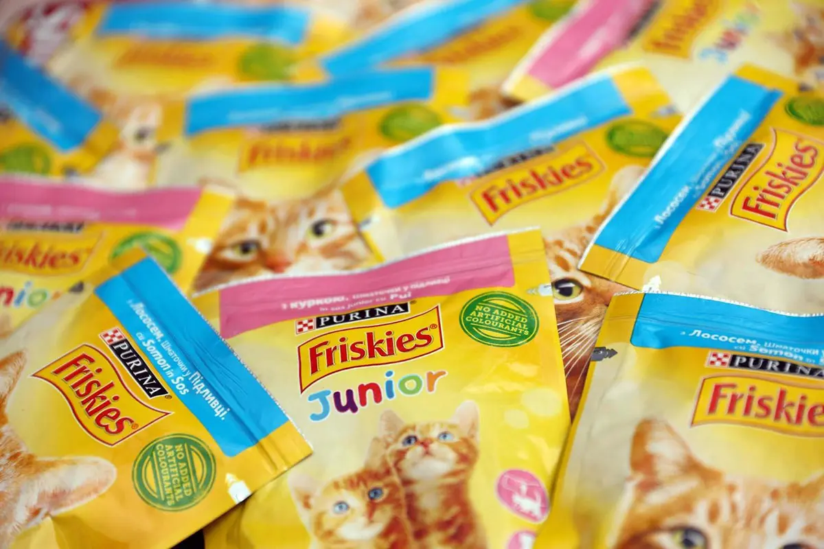 Friskies雀巢旗下喜跃宠物食品-飘动旗帜logo设计公司