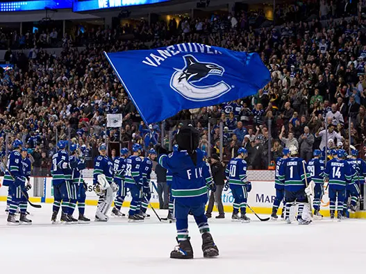 Vancouver Canucks温哥华加人队标志设计含义及冰球logo设计理念