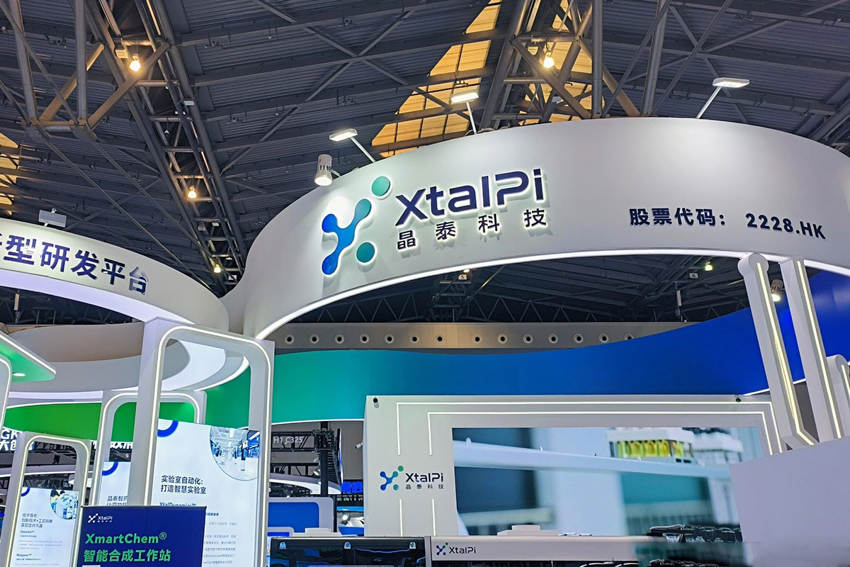 晶泰科技logo设计赏析：AI制药龙头的X交叉结构与蓝绿渐变解析