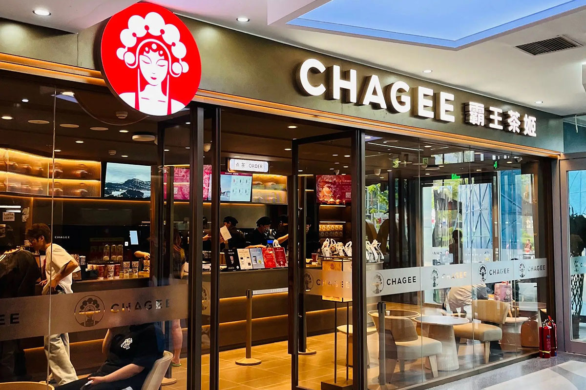 霸王茶姬CHAGEE标志设计解析：红色京剧旦角徽标如何撑起东方茶饮品牌形象
