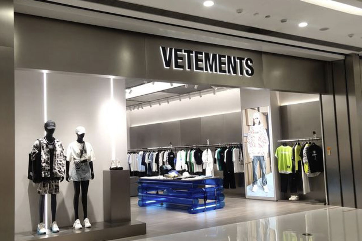 VETEMENTS唯特萌标志设计解析：全大写黑色紧缩字标如何撑起反时尚潮牌的叛逆形象